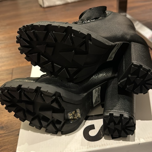 Schutz NWT Zhara Burned Leather Black Lace Boots with block heel & extra laces. - Picture 8 of 8